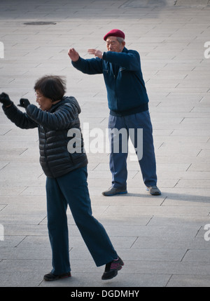 Exercices du matin au parc Jingshan à Beijing, Chine Banque D'Images