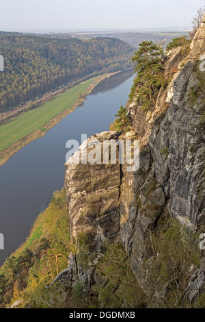 Vue sur l'Elbe à partir de Bastei, des montagnes de grès de l'Elbe, Saxonia, Germany, Europe Banque D'Images
