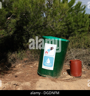 L'équipement de lutte contre les incendies dans la forêt de Mandraki sur l'île grecque de Skiathos et la mer Egée. Banque D'Images