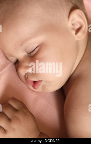 Closeup portrait de petit bébé dort dans le lit Banque D'Images