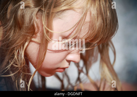 Portrait de profil gros plan de calme petite blonde woman Banque D'Images