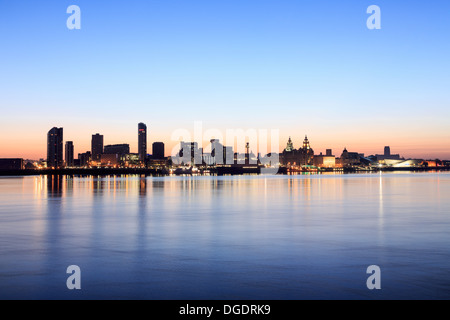 Lever du soleil au bord de l'horizon de Liverpool Banque D'Images