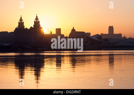 Lever du soleil sur les toits des bâtiments du foie Liverpool Banque D'Images