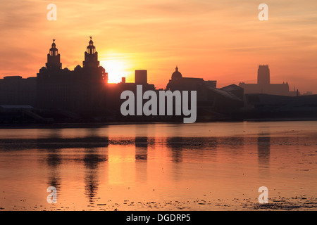 Lever du soleil sur les toits des bâtiments du foie Liverpool Banque D'Images