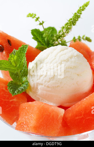 Boule de glace blanc crème avec de la pastèque en dés Banque D'Images