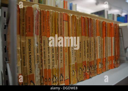 Rangée de vieux Penguin Classics en vente dans une boutique de livres de seconde main. Le centre-ville de Chelmsford, Essex. Banque D'Images