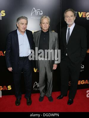 Las Vegas, NV, USA. 18 Oct, 2013. Robert De Niro, Michael Douglas, Kevin Kline à l'after-party pour LAST VEGAS Premiere après-party à Haze, Aria Resort and Casino at City Center, Las Vegas, NV le 18 octobre 2013. Credit : James Atoa/Everett Collection/Alamy Live News Banque D'Images