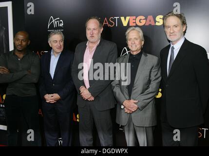 Las Vegas, NV, USA. 18 Oct, 2013. Romany Malco, Robert De Niro, Jon Turteltaub, Michael Douglas, Kevin Kline à l'after-party pour LAST VEGAS Premiere après-party à Haze, Aria Resort and Casino at City Center, Las Vegas, NV le 18 octobre 2013. Credit : James Atoa/Everett Collection/Alamy Live News Banque D'Images