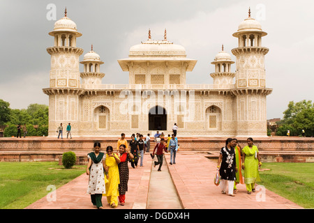 Les femmes à Mirza Ghiyath Beg (Itmad-Ud-Daulah) à Agra (Inde). Banque D'Images