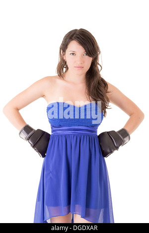 Femme en robe et gants de boxe sur fond blanc, Banque D'Images