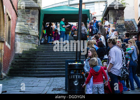 Bristol, Royaume-Uni. 19 octobre 2013. Ligne de foules les étapes pour regarder l'événement. Crédit : Rob Hawkins/Alamy Live News Banque D'Images