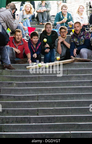 Bristol, Royaume-Uni. 19 octobre 2013. Les appels de jeu déloyal comme la porte se fait à l'Organisation mondiale de matériel roulant Apple Crédit : Championnats Rob Hawkins/Alamy Live News Banque D'Images