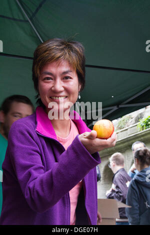 Bristol, Royaume-Uni. 19 octobre 2013. L'adjudicataire éventuel du matériel roulant Apple Championnats, Yoko, et son apple Crédit : Rob Hawkins/Alamy Live News Banque D'Images