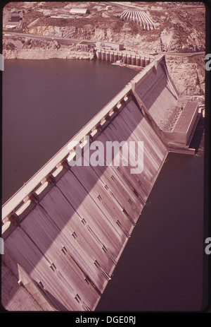 Le barrage Grand Coulee, situé sur le fleuve Columbia dans l'État de Washington, est l'une des plus grandes structures en béton aux États-Unis et un élément clé du projet du bassin Columbia, fournissant de l'énergie hydroélectrique et de l'irrigation à la région. Banque D'Images