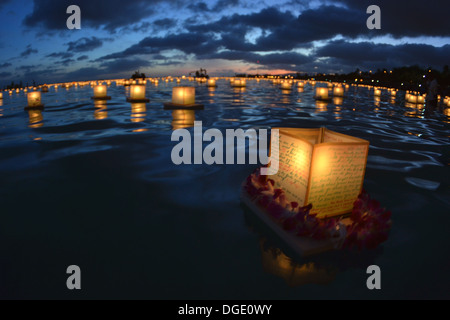 Lanternes flottantes au crépuscule en Ala Moana Beach pendant la célébration du Jour du Souvenir, Honolulu, Hawaii, USA Banque D'Images