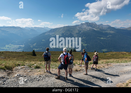 Un petit groupe de randonneurs sur les adultes de Madrisa Davos sentier de randonnée. Klosters. La Suisse Banque D'Images