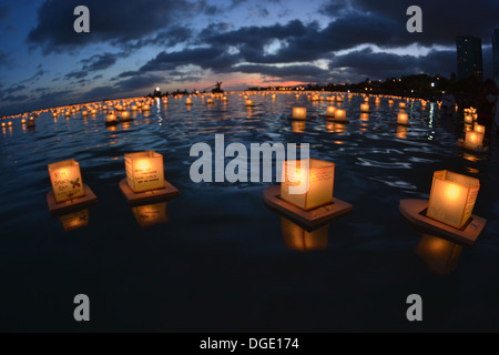 Lanternes flottantes au crépuscule en Ala Moana Beach pendant la célébration du Jour du Souvenir, Honolulu, Hawaii, USA Banque D'Images