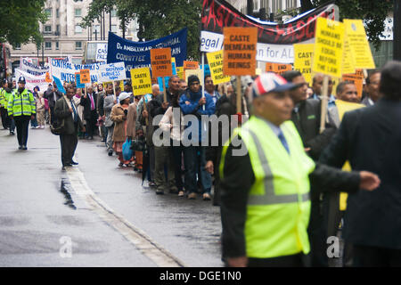 Londres, Royaume-Uni. 19 octobre 2013. La caste Watch UK montre contre le système de castes indien qui refuse l'égalité des chances pour tous. Crédit : Paul Davey/Alamy Live News Banque D'Images