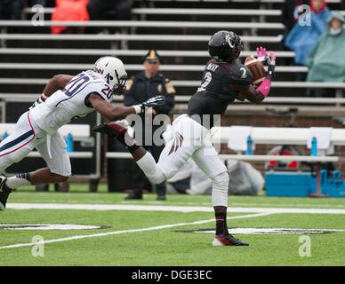 Cincinnati, OH, USA. 19 Oct, 2013. 19 octobre 2013 : Cincinnati Bearcats wide receiver Mekale McKay (2) fait une capture plus de Connecticut Huskies Obi (Melifonwu sécurité 20) au premier trimestre au cours de la NCAA Football match entre le Connecticut Huskies et les Bearcats de Cincinnati à Nippert Stadium à Cincinnati, OH. © csm/Alamy Live News Banque D'Images