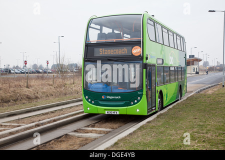 Le Cambridgeshire Busway guidé, connu localement comme le Busway, relie Cambridge, Huntingdon et St Ives dans le comté anglais de Cambridgeshire. Banque D'Images