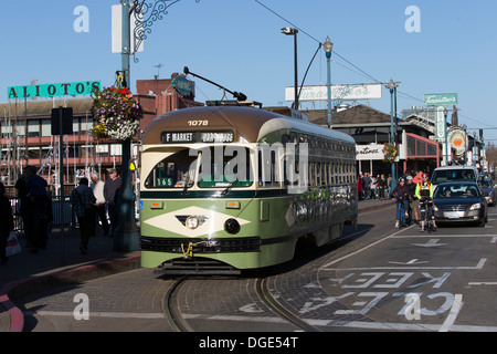 Streetcar 1078 sur le F-Line, Fisherman's Wharf, San Francisco, Californie, USA. Banque D'Images