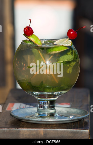 Cocktail Mint Julep sur l'affichage à l'extérieur d'un bar sur Fisherman's Wharf, San Francisco, Californie, USA. Banque D'Images