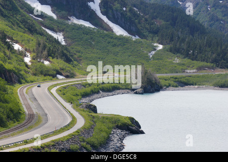 Route et voie ferrée à Whittier, Alaska Banque D'Images