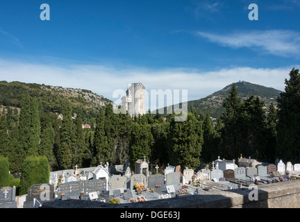 Le cimetière de la ville française de la Turbie et le Tropaeum Alpium (Victory Monument des Alpes) Banque D'Images