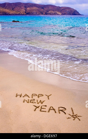 Bonne année et d'exclamation écrit dans le sable, maison de vacances concept Banque D'Images