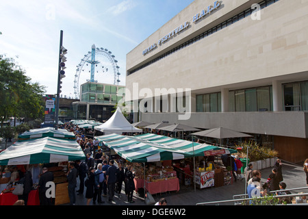 Marché alimentaire réel derrière le Royal Festival Hall et le London Eye, Southbank Centre à Londres, Royaume-Uni. Banque D'Images