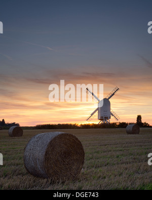 Chillenden moulin, dans le village de Kent Chilinden au coucher du soleil. Banque D'Images