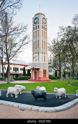 Hastings, île du Nord, Nouvelle-Zélande. le tour de l'horloge art déco, avec des moutons, sculptées dans le centre-ville. Banque D'Images