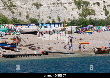 Les bateaux de pêche et de loisirs sur la plage de la bière de l'Durasic Dorset Coast bleu de la mer, plage de galets, Angleterre Royaume-Uni Banque D'Images