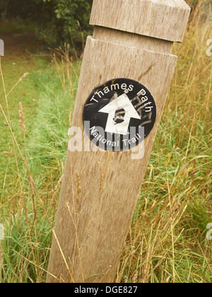 Thames Path signpost, Kingston, Angleterre Banque D'Images