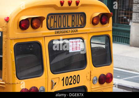 Autobus scolaire jaune Banque D'Images