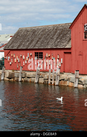 Motif numéro 1, situé sur Bradley Wharf dans la ville portuaire de Rockport, Massachusetts est connu comme « le bâtiment le plus souvent peint en Amérique ». Banque D'Images