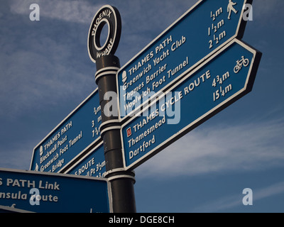 Sentier des panneaux de direction, l'Est de Londres, Angleterre Banque D'Images