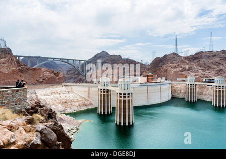 Les touristes à oublier au Barrage Hoover avec Mike O'Callaghan-Pat Tillman Memorial Bridge derrière, Nevada / ligne d'état de l'Arizona, USA Banque D'Images