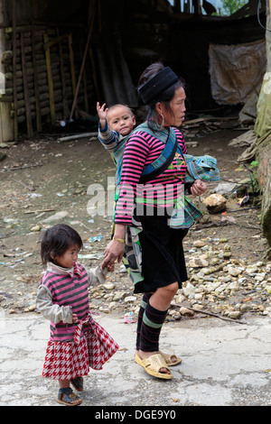 Une mère et ses deux enfants en robe ethnique dans le village lao Chai près de Sapa, Vietnam, Asie. Banque D'Images