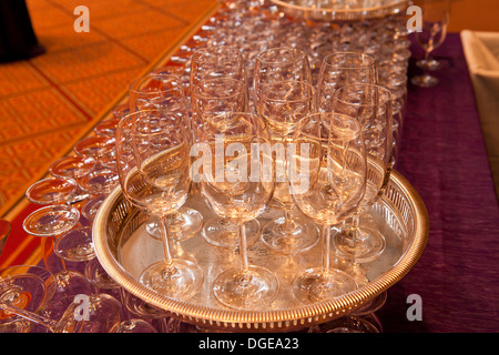 Verres à vin préparé pour grand événement - USA Banque D'Images