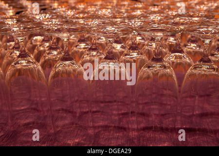 Verres à vin préparé pour grand événement - USA Banque D'Images