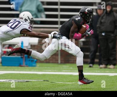 Cincinnati, OH, USA. 19 Oct, 2013. 19 octobre 2013 : Cincinnati Bearcats wide receiver Mekale McKay (2) fait une capture plus de Connecticut Huskies Obi Melifonwu la sécurité (20) au cours de la NCAA Football match entre le Connecticut Huskies et les Bearcats de Cincinnati à Nippert Stadium à Cincinnati, OH. Les Cincinnati Bearcats défait le Connecticut Huskies 41-16. © csm/Alamy Live News Banque D'Images