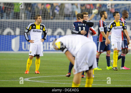 Foxborough, Massachusetts, USA. 19 Oct, 2013. 19 octobre 2013 - Foxborough, Massachusetts, États-Unis - New England Revolution terrain Kelyn Rowe (11) et Columbus Crew terrain Wil Trapp (20) embrasser à la fin de la match de football entre le MLS Columbus Crew et le New England Revolution tenue au Stade Gillette à Foxborough dans le Massachusetts. L'équipage bat révolution 3-2 Eric Canha/CSM/Alamy Live News Banque D'Images