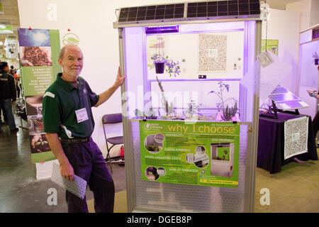 Los Angeles, USA. 19 Oct, 2013. La 3e édition du Festival vert a eu lieu à Los Angeles les 19 et 20 octobre 2013. Plus de 500 exposants ont attiré des milliers de participants à la plus grande place de marché de produits écologiques, biologiques et du commerce équitable avec les entreprises Produits et services pour la maison, l'école et le travail. California, USA © Images ambiant Inc./Alamy Live News Banque D'Images