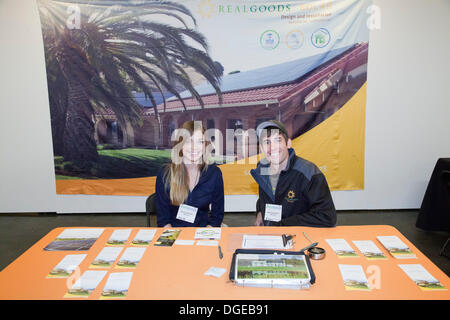 Los Angeles, USA. 19 Oct, 2013. La 3e édition du Festival vert a eu lieu à Los Angeles les 19 et 20 octobre 2013. Plus de 500 exposants ont attiré des milliers de participants à la plus grande place de marché de produits écologiques, biologiques et du commerce équitable avec les entreprises Produits et services pour la maison, l'école et le travail. California, USA © Images ambiant Inc./Alamy Live News Banque D'Images