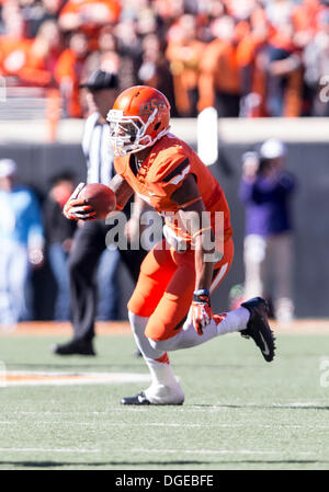 Stillwater, Oklahoma, USA. 19 Oct, 2013. 19 octobre 2103 : Oklahoma State Cowboys receveur Josh Stewart (5) exécute la balle pendant la NCAA football match entre le TCU Horned Frogs et l'Oklahoma State Cowboys à Boone Pickens Stadium à Stillwater, OK © csm/Alamy Live News Banque D'Images