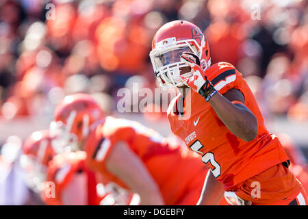 Stillwater, Oklahoma, USA. 19 Oct, 2013. 19 octobre 2103 : Oklahoma State Cowboys receveur Josh Stewart (5) des signaux à l'écart lors de la NCAA football match entre le TCU Horned Frogs et l'Oklahoma State Cowboys à Boone Pickens Stadium à Stillwater, OK © csm/Alamy Live News Banque D'Images