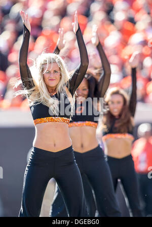 Stillwater, Oklahoma, USA. 19 Oct, 2013. 19 octobre 2103 : Oklahoma State Cowboys cheerleaders effectue au cours de la NCAA football match entre le TCU Horned Frogs et l'Oklahoma State Cowboys à Boone Pickens Stadium à Stillwater, OK © csm/Alamy Live News Banque D'Images