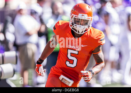 Stillwater, Oklahoma, USA. 19 Oct, 2013. 19 octobre 2103 : Oklahoma State Cowboys receveur Josh Stewart (5) au cours de la NCAA football match entre le TCU Horned Frogs et l'Oklahoma State Cowboys à Boone Pickens Stadium à Stillwater, OK © csm/Alamy Live News Banque D'Images