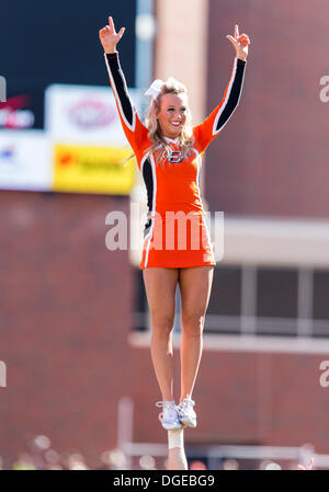 Stillwater, Oklahoma, USA. 19 Oct, 2013. 19 octobre 2103 : Oklahoma State Cowboys cheerleaders effectue au cours de la NCAA football match entre le TCU Horned Frogs et l'Oklahoma State Cowboys à Boone Pickens Stadium à Stillwater, OK © csm/Alamy Live News Banque D'Images